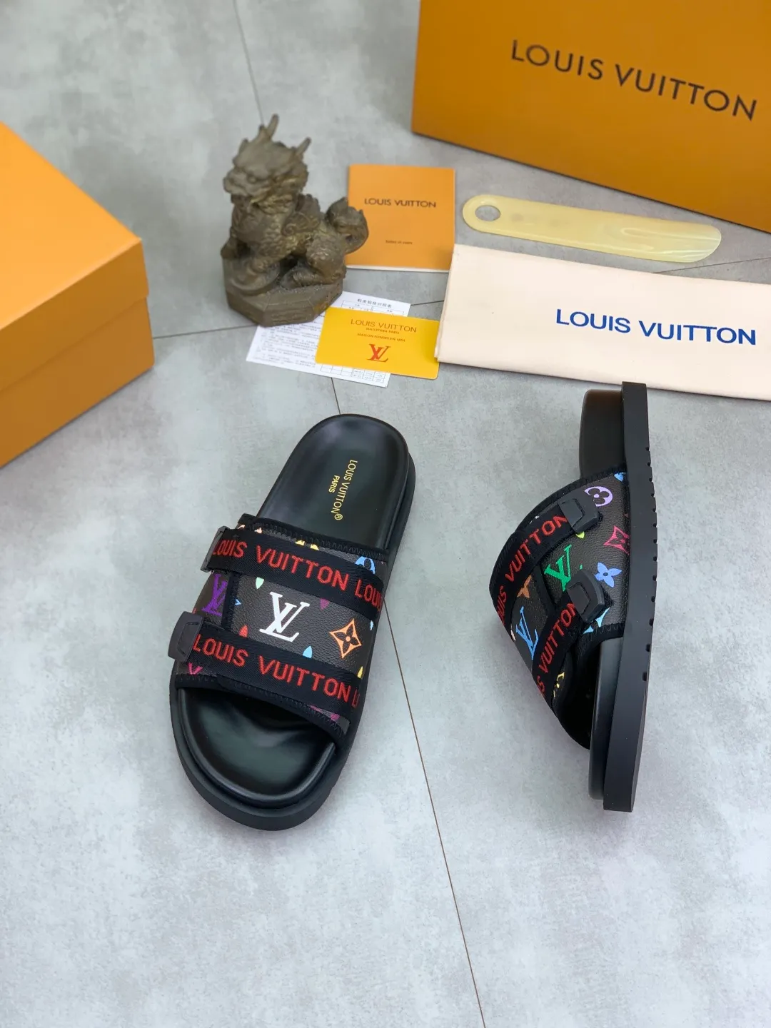 Men's shoes 💰P320💰【New style】🆘 Original quality 【LOUIS VUITTON】The popular Louis Vuitton LV men's slippers on the official website are on sale simultaneously! Original fabric imported from Italy, original factory special supply, code number: 38-44 (45 customized), many colors available